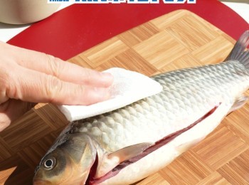 step1: 鯽魚或鱸魚毋須去鱗，去內臟後洗淨內外及抹乾