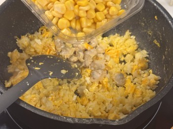 step5: 炒2分鐘左右後，加入蜆肉、茄肉碎、粟米、加州提子乾炒勻。