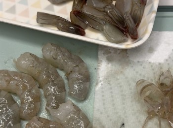 step3: 去蝦頭去殼去腸
切去蝦尾連一節肉