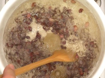 step3: 紅豆洗淨，浸水最少兩小時，之後加水、冰糖及鹽煮至軟腍