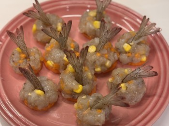 step8: 每個蝦球插上蝦尾