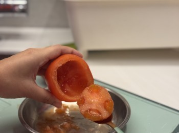 step2: 用匙羹將茄肉取出切細，茄外面備用