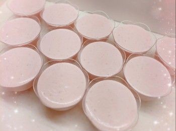 step6: 1. 最後，在慕絲面放上士多啤梨作裝飾，即可