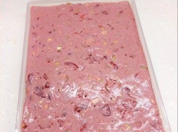 step5: 1. 放進雪櫃冷藏至少2小時 2. 然後，將鳥結糖從模具取出，切件，即成（從雪櫃取出於室溫放置一會，待其回溫後較易切開）