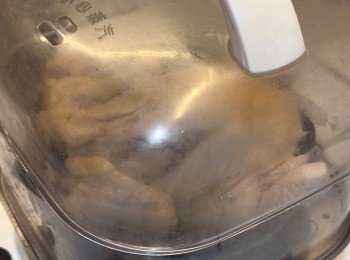 step6: 雞蒸50分鐘，放涼後手撕出雞的肉