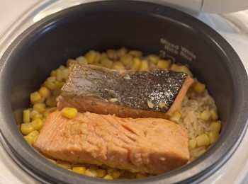 step5: 煮好飯10分鐘前（睇電飯煲顯示）放三文魚在飯上一起繼續煲