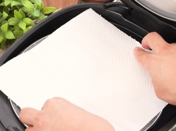 step7: 7️⃣ 蓋一張廚房紙吸走倒汗水，冚蓋