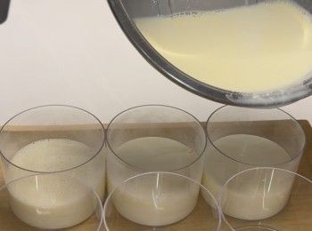 step1: 1. 剪細了的魚膠片，放入凍水靜置5分鐘至完全軟化
2. 把牛奶、砂糖加進鍋裡，以慢火將糖煮溶，順序加入雲呢拿油、奶油拌勻
3. 將魚膠片加入奶液慢慢攪拌至溶解，過篩放至室溫後倒入杯中，包好保鮮紙，放雪櫃冷藏2-4小時至凝固