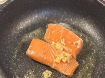 step4: 加入三文魚輕輕煎香魚皮和每邊肉 - 可以唔做，煎咗三文魚更香