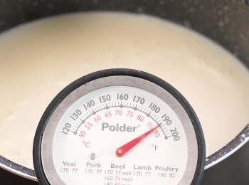 step3: 3️⃣ 餘下豆漿以中小火加熱至 約 90°C 微沸，熄火