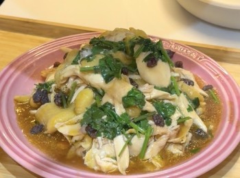 step9: 將醬汁淋在雞上，加上芝麻、炸蒜