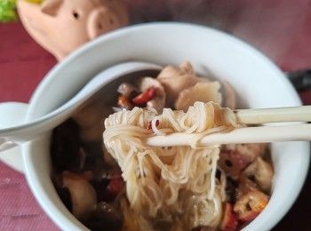 step2: 放入己洗淨軋件的雞腿肉煎至表皮焦香