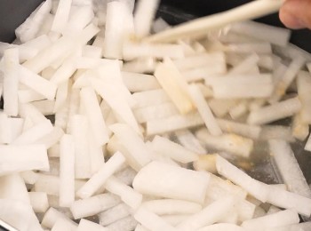 step3: 蘿蔔條加75克水、糖、雞粉、鹽及胡椒粉拌勻