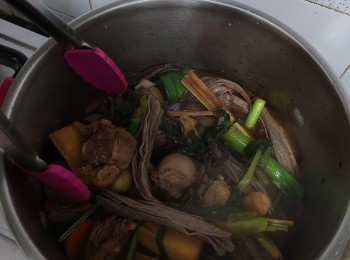 step1: 先將羊腩汆水后澀乾水后以白鑊用姜片烘走年多餘的油脂