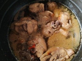 step1: 先將姜片及桂圓肉用黑麻油爆香后