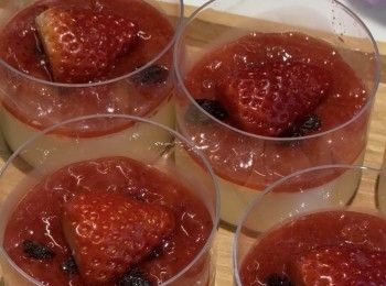 step4: 5. 奶凍凝固後，在每杯奶凍上加上士多啤梨醬、加州提子乾和半粒士多啤梨作裝飾。