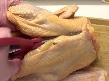 step2: 剪開雞背洗乾淨整隻雞