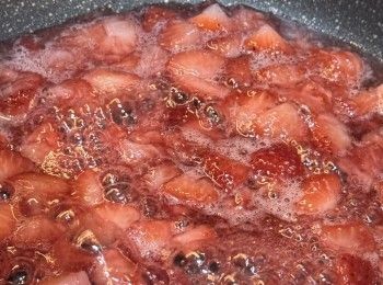 step3: 其他士多啤梨切粒，與糖加入鍋裡，以中火煮約8分鐘至濃稠，加入少許粟粉水令士多啤梨醬更杰身，之後放入雪櫃冰凍