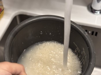 step1: 洗好米放入電飯煲