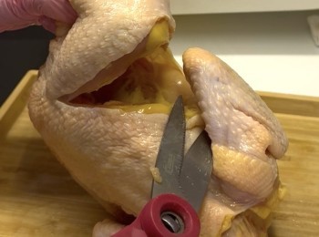 step3: 剪開雞腿位（剪開容易熟）