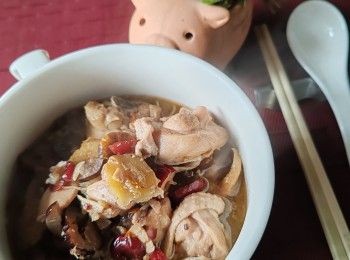 step3: 讚入米酒/味醂/紅麴酒釀及杞子煮滾