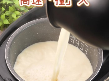 step5: 5️⃣ 將熱豆漿 高速「撞」入 電飯煲中