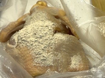 step4: 雞放入膠袋，加上鹽焗雞粉、豉油調味，帶上手套搽勻全隻雞，醃最少2小時