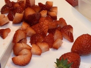 step2: 三粒士多啤梨切頭再切半備用。