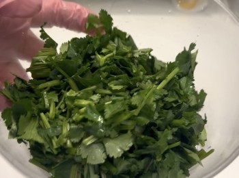 step5: 洗淨芫荽將芫荽切碎