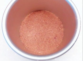 step1: <span class="group_1">餅底</span>： 1. 先將消化餅打碎成幼沙狀 2. 牛油加熱至溶化成牛油溶液（可用微波爐加熱），加入餅碎和紅麴粉，拌勻 3. 然後放入蛋糕模具，平均壓實成<span class="group_1">餅底</span>，放進冰格冷凍至凝結，備用