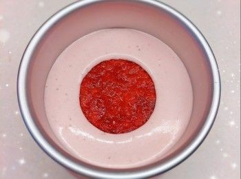 step9: 1. 最後，慢慢倒入剩下的<span class="group_4">芝士蛋糕</span>漿，再用抹刀抹平表面 2. 蓋上保鮮紙，放進雪櫃冷藏至少6小時至凝固 3. 食用前從雪櫃取出，用熱毛巾包圍蛋糕模外圍約30秒（令蛋糕外圍軟化），即可輕易將蛋糕脫模