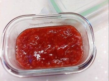 step3: <span class="group_2">士多啤梨果醬（約65 g）</span>： 1. 將士多啤梨（8粒※去蒂90 g）洗淨，用攪拌機打成士多啤梨茸（如想保留少許顆粒，只需打大概5-6下，不需打成茸） 2. 加入糖和檸檬汁，以小火煮至所需的濃稠度（約15-20分鐘；邊煮邊攪拌） 3. 完成後，盛出，待涼，放進雪櫃冷藏，備用