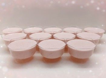 step4: 1. 先加入1／3的士多啤梨茸，拌勻，再將餘下的士多啤梨茸加入，攪拌至完全均勻 2. 加入已混合鮮奶的魚膠粉，充分拌勻成士多啤梨慕絲 3. 將士多啤梨慕絲倒入杯子（8成滿），放進雪櫃冷藏至凝固