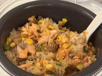 step6: 煮好飯後加入蔥粒及加一圈蒜香醬油，攪勻後食得✅