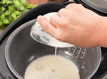 step4: 4️⃣ 將粉漿再拌勻，倒入電飯煲內