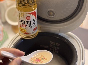 step2: 加入味醂（2匙）、豉油（2匙）和粟米（3匙），按「開始」煮飯