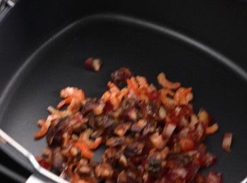 step1: 臘腸、膶腸切碎，連同蝦米放入蒸汽氣炸鍋內，以180度氣炸5分鐘