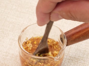 step9: 9️⃣ 乾桂花用熱水浸軟，瀝乾後拌入羅漢果糖漿