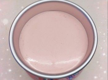 step10: <span class="group_5">黑朱古力淋醬</span>： 1. 將黑朱古力用熱水坐溶（亦可用微波爐加熱1.5分鐘成朱古力醬；朱古力加熱不可超過50°，否則會變質而失去光澤） 2. 淡忌廉用微波爐加熱10秒至微暖，加入黑朱古力醬，拌勻至黑朱古力滑身（呈令面），放涼／放進雪櫃冷藏至所需的濃稠度 3. 然後將淋醬加入唧袋，沿著蛋糕邊緣慢慢唧出適量的淋醬 4. 讓朱古力淋醬緩緩流下，自然滴落 5. 放進雪櫃冷藏，備用