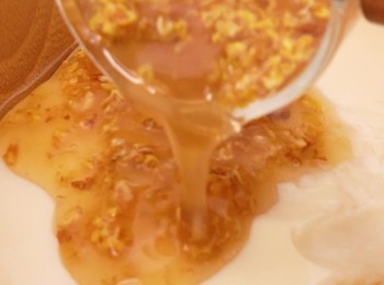 step10: 🔟 小心盛出豆腐花，淋上桂花羅漢果糖即可享用 🤍