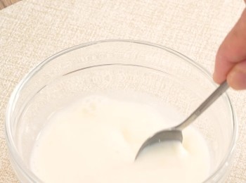 step2: 2️⃣ 熟石膏粉＋生粉拌勻，加清水拌至順滑無粒，再加入少量豆漿拌勻備用