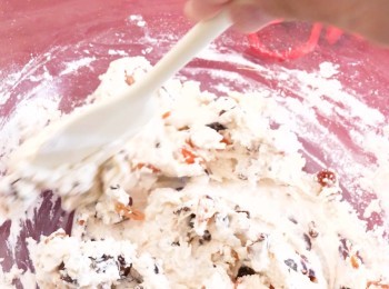 step2: 取出保留少許裝飾用，餘下的加入75克水拌勻，再加入粘米粉拌勻備用