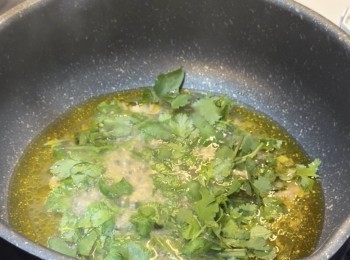 step8: 準備醬汁：蒸雞出來的雞油，放入熱鑊燒熱，加入芫荽爆香，加上豉油
