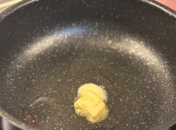 step3: 洗乾淨三文魚 - 新鮮不用調味、冷藏要用少許鹽和胡椒粉醃一醃。熱鑊落牛油（15g) 、蒜蓉（1匙）