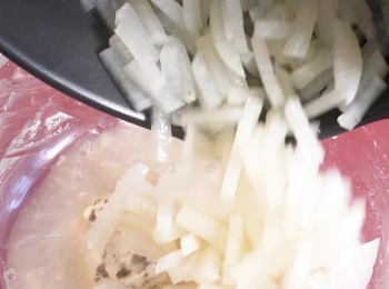 step5: 取出後趁熱放入粉漿內，快手拌勻至粉漿完全溶化