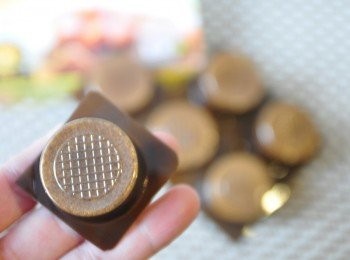 step2: 取出【牛頭牌咖哩塊-甘味】口味，貼心的設計成一小盒，用多少拿多少，保持新鮮與衛生