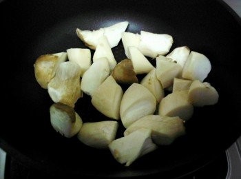 step1: 杏鮑菇斜切塊、老薑切片、九層塔去梗、紅辣椒切片備用 接著乾煎杏鮑菇，煎出香氣後備用