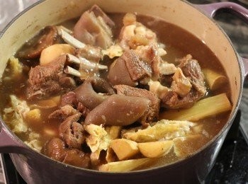 step12: 然後再放進羊腩煲內燜至入味，加少許鹽調味，最後倒入生粉水勾薄䇜，放上適量苗蒜、芹菜段即可。