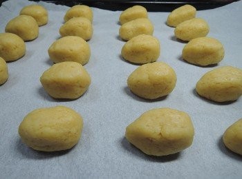 step3: 做成頭小身體大的水滴型，入烤箱180度烤15-18分(烤箱要預熱10分鐘)