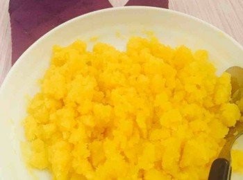 step1: 先做奶黄餡。將砂糖、低筋麵粉、吉士粉、奶粉及椰子粉過篩後混合均勻。加入煉奶、蛋汁、椰漿攪拌至無顆粒的糊狀，加入牛油及起司碎略略拌勻，倒入淺盤蒸15—20分鐘，期間約5分鐘攪拌一次。蒸好後攪鬆放涼，然後用保鮮紙包成條狀放入冰箱雪至少6小時。